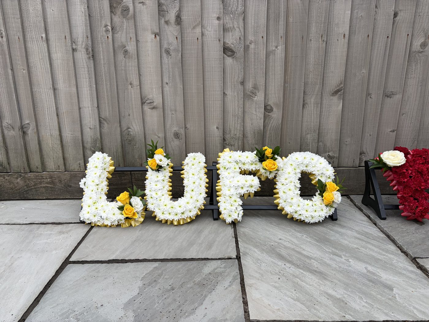 LUFC white and yellow lettering tribute